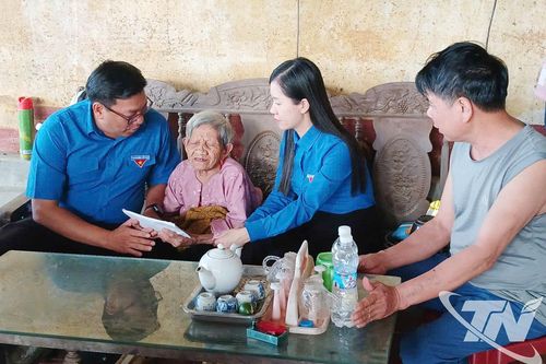 Thành đoàn TP. Hồ Chí Minh hỗ trợ người dân xã Thần Sa và phường Linh Sơn