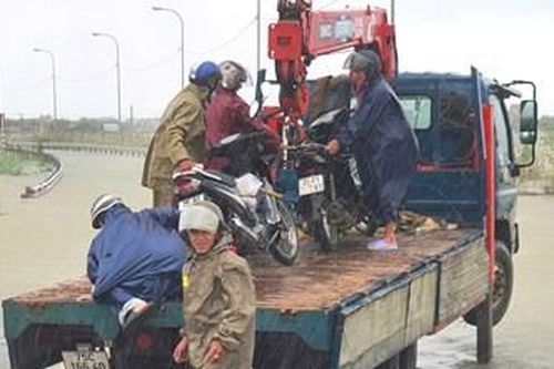 Cán bộ phường Dương Nỗ giúp dân vượt lũ