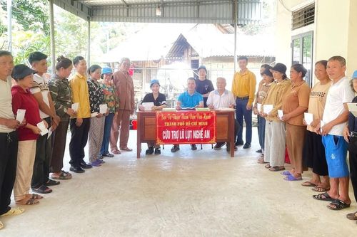 Các tự viện tổ chức đoàn thăm và trao quà hỗ trợ bà con vùng lũ tại các tỉnh, thành phố
