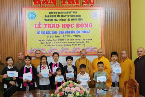 Lào Cai: Phân ban Phật tử dân tộc T.Ư trao học bổng tại xã Bảo Thắng