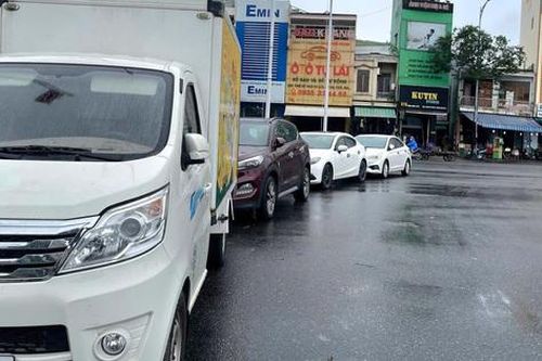 Lo tái diễn ngập lịch sử, người dân Đà Nẵng đưa ô tô đến nơi cao ráo