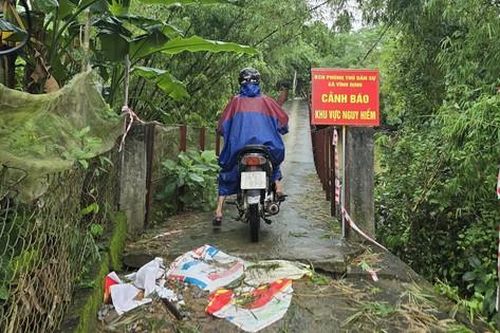 Rùng mình qua cây cầu bị lún võng, nứt gãy do bão lũ ở Quảng Trị