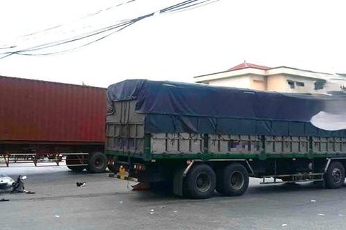 Va chạm với xe tải, hai anh em đi xe máy thương vong tại Hải Phòng