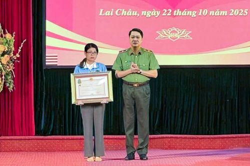 Truy tặng Huân chương Bảo vệ Tổ quốc đối với Thiếu tá Hà Văn Minh