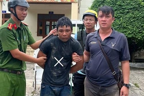 Bắt giữ đối tượng dùng mã tấu chém 2 người, chống người thi hành công vụ