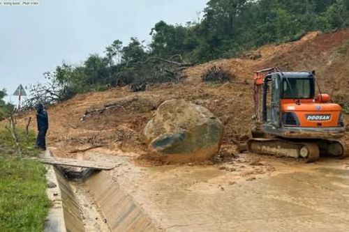 400m3 đất đá sạt lở gây ách tắc đường lên cửa khẩu ở Đà Nẵng