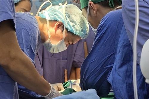Cứu sống nam học sinh bị thanh sắt đâm xuyên đầu