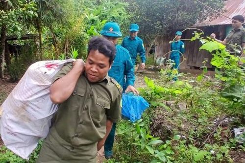 Di dời khẩn cấp 6 hộ dân khỏi vùng nguy cơ sạt lở trước khi bão số 12 đổ bộ