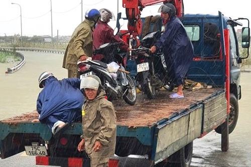 Người dân cảm kích khi được cán bộ Công an tận tình hỗ trợ thoát khỏi điểm ngập lụt