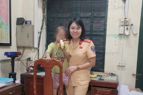 CSGT hỗ trợ trẻ lạc tìm lại gia đình sau một tiếng