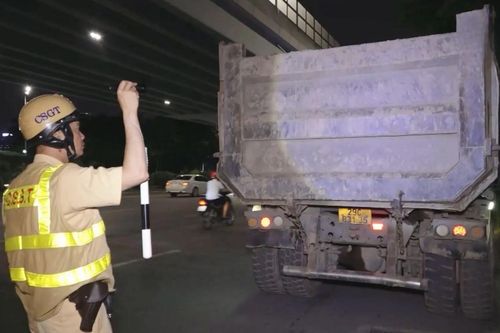 Xuyên đêm xử lý xe quá tải trên nhiều tuyến đường