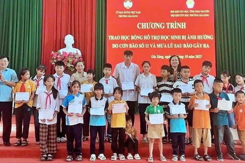 Hội Khuyến học Thái Nguyên trao 100 suất học bổng cho học sinh bị ảnh hưởng bão lũ
