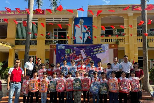 Trao tặng quà cho học sinh có hoàn cảnh khó khăn tại Bắc Ninh