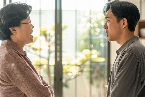 Mẹ ghét con rể đến mức lan tin đồn khắp họ hàng, chồng tôi chỉ thở dài: 'Anh sợ gặp mẹ em lắm'