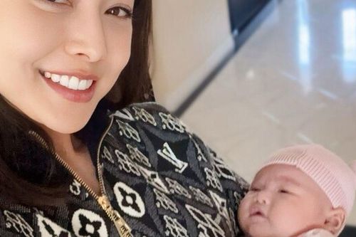 Hoa hậu Jennifer Phạm khoe đón thành viên mới, mẹ 4 con nay sung sướng vì được bế bồng 'thiên thần nhỏ'