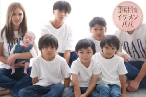 Mới 16 tuổi đã làm mẹ, giờ đây bà mẹ xinh đẹp này phải nuôi 6 con trai, chi tiêu hơn 100 triệu đồng mỗi tháng