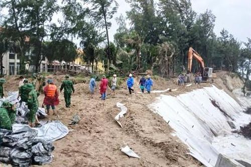 Đường lên cửa khẩu ở Đà Nẵng bị sạt lở, phố cổ Hội An ngập sâu do bão số 12