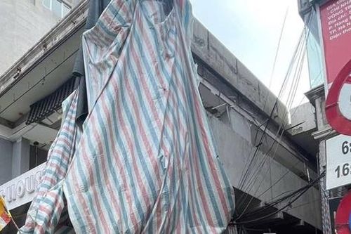 Hà Nội: Mảng bê tông 'rơi tự do' từ ngôi nhà đang phá dỡ khiến 1 người tử vong