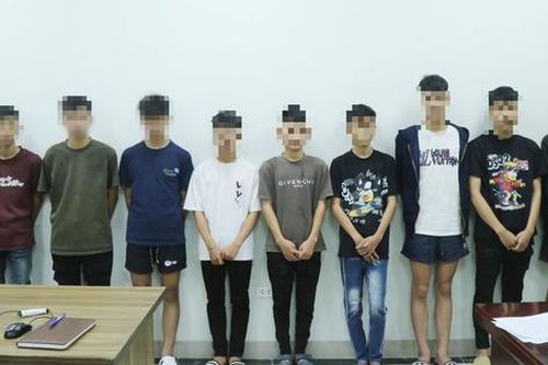 Tạm giữ 20 thanh thiếu niên cầm hung khí, lái xe mô tô tại vòng xuyến ngã 6 Kinh Bắc