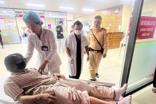 CSGT dẫn đường đưa người bị tai nạn đi cấp cứu giữa giờ cao điểm