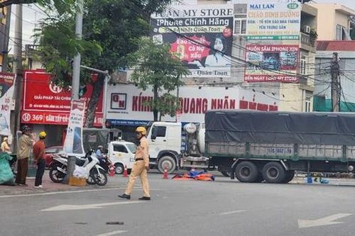 Va chạm ô tô tải, hai anh em ruột gặp nạn