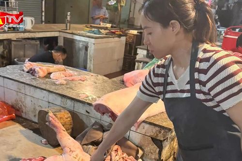 Theo dấu 'thịt lợn bệnh' ra chợ Xuân Mai: Vụ bắt giữ lúc rạng sáng phơi bày sự thật kinh hoàng