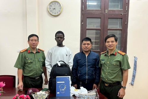 Công an xã Sơn Đồng giúp người nước ngoài tìm lại tài sản bỏ quên trên taxi