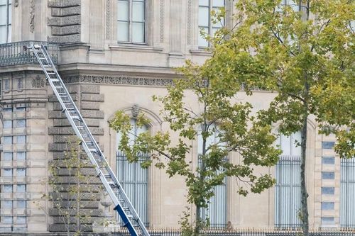 Bảo tàng Louvre không có camera an ninh ban công
