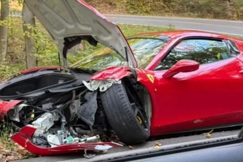 Ferrari 458 Spider 'nát bét' sau khi lao vào xe tải
