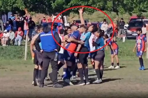 Cú húc đầu gây chấn động bóng đá Uruguay