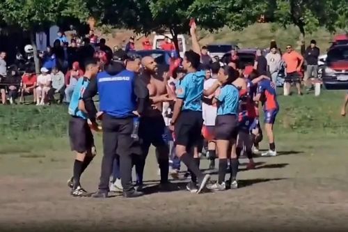 Cầu thủ ở Uruguay đánh trọng tài gãy răng