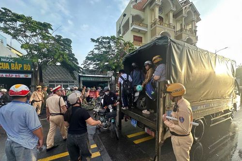 TP.HCM ngập sâu, cảnh sát giao thông 'giải cứu' người đi đường