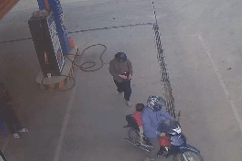 Nhân viên cây xăng chạy 8 km 'ship vợ cho khách'