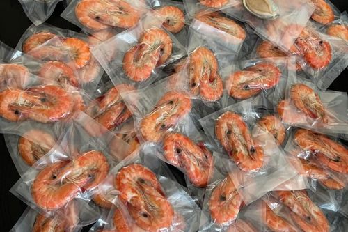 Sự lừa dối sau bức ảnh gói tôm vào túi nhựa 'gửi cho con gái xa nhà'