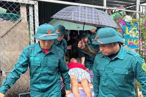 Sơ tán dân, dự trữ nhu yếu phẩm ứng phó mưa lũ sau bão số 12