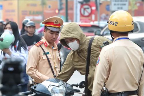 Hà Nội: còn hàng vạn trường hợp vi phạm quy định về đội mũ bảo hiểm