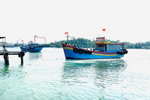 Tàu cá Quảng Ngãi gặp nạn ở vùng biển Hoàng Sa