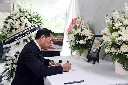Phó Thủ tướng Bùi Thanh Sơn viếng nguyên Thủ tướng Nhật Bản Murayama Tomoiichi