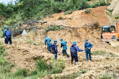 Khắc phục sạt lở để bảo đảm giao thông lên cửa khẩu phụ Việt Nam-Lào