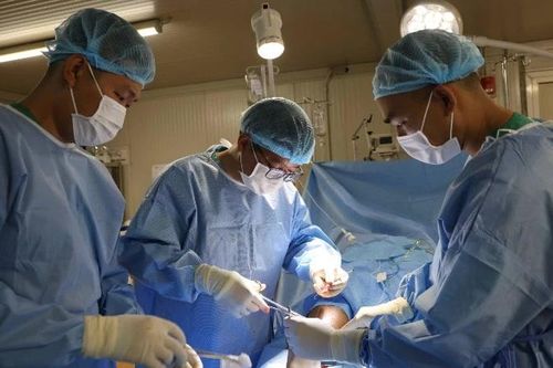 Bác sĩ Việt Nam thực hiện thành công ca nối gân gót tại Nam Sudan