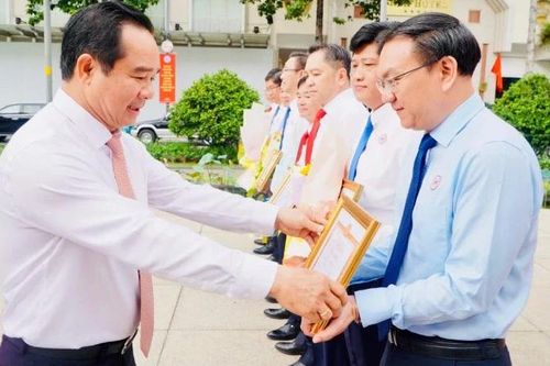 Thành phố Hồ Chí Minh: Tuyên dương hàng trăm tập thể, cá nhân 'dân vận khéo' năm 2025