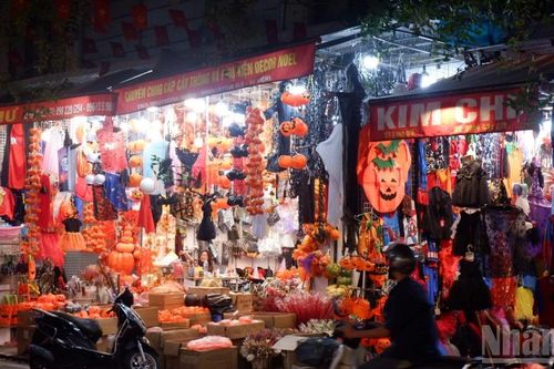 Phố Hàng Mã rộn ràng sắc màu Halloween