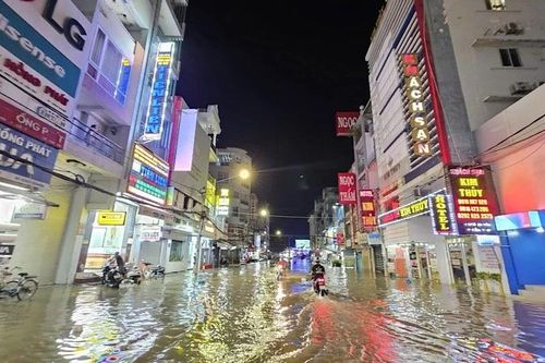 Mực nước lũ cao kỷ lục, thành phố Cần Thơ ngập sâu trên diện rộng