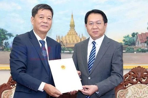 Tổng lãnh sự Việt Nam tại Luang Prabang Vũ Ngọc Lý trình Thư ủy nhiệm lãnh sự