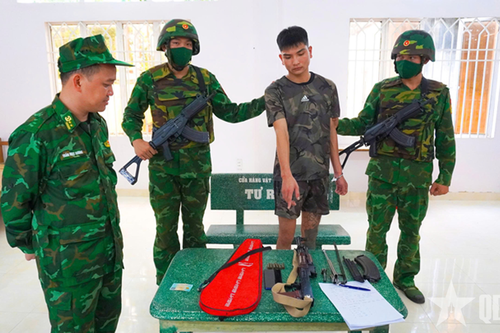 Bắt giữ đối tượng mang súng AK tại cửa khẩu Mỹ Quý Tây