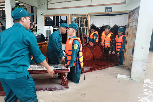 Ban chỉ huy Phòng thủ khu vực 2 - Phú Lợi giúp dân ứng phó ngập lụt