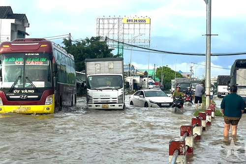 Vĩnh Long: Ngập nặng đoạn đường qua khu vực bến xe Bình Minh