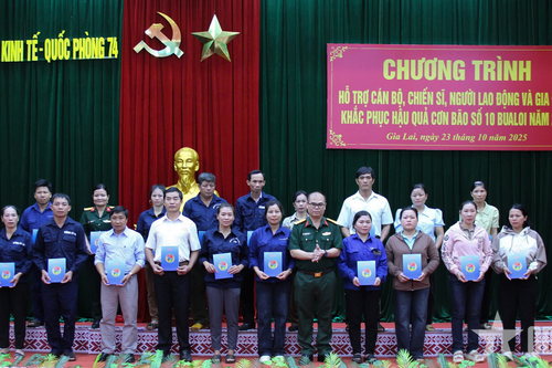 Đoàn Kinh tế - Quốc phòng 74: Trao tiền hỗ trợ cán bộ, chiến sĩ, người lao động và gia đình khắc phục hậu quả bão số 10