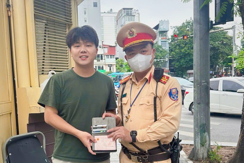 Cảnh sát giao thông Hà Nội hỗ trợ trao lại tài sản thất lạc cho du khách Trung Quốc