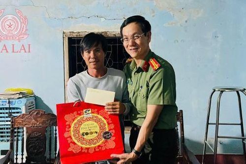 Lãnh đạo Công an tỉnh Gia Lai thăm hỏi, động viên tổ viên Tổ ANTT ở cơ sở bị thương khi làm nhiệm vụ